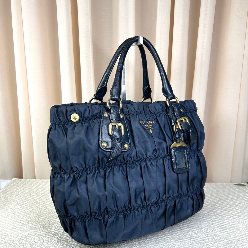 Prada普拉達深藍色降落傘皺褶手提托特包  經典熱門款 深藍色皺褶設計個性十足 容量實用 日常通勤百搭-2