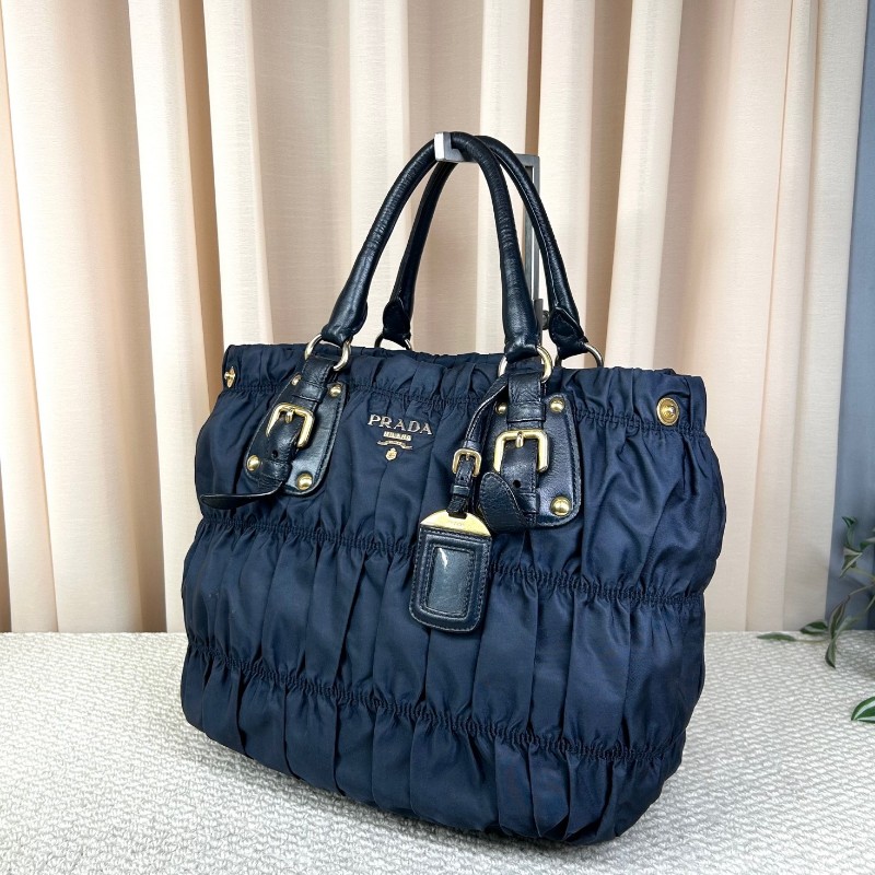 Prada普拉達深藍色降落傘皺褶手提托特包  經典熱門款 深藍色皺褶設計個性十足 容量實用 日常通勤百搭-3