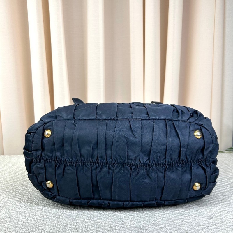 Prada普拉達深藍色降落傘皺褶手提托特包  經典熱門款 深藍色皺褶設計個性十足 容量實用 日常通勤百搭-4