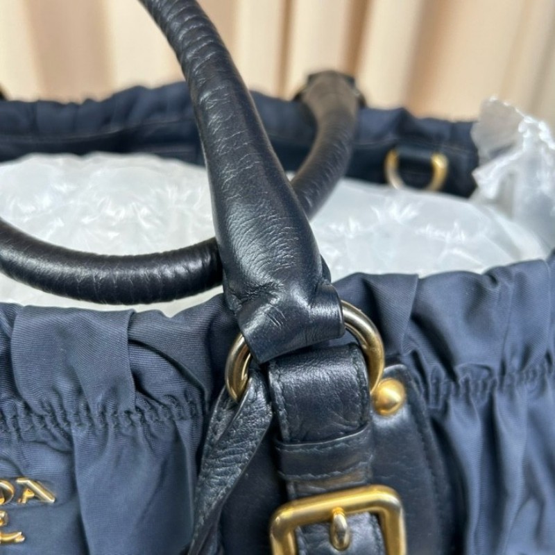 Prada普拉達深藍色降落傘皺褶手提托特包  經典熱門款 深藍色皺褶設計個性十足 容量實用 日常通勤百搭-14