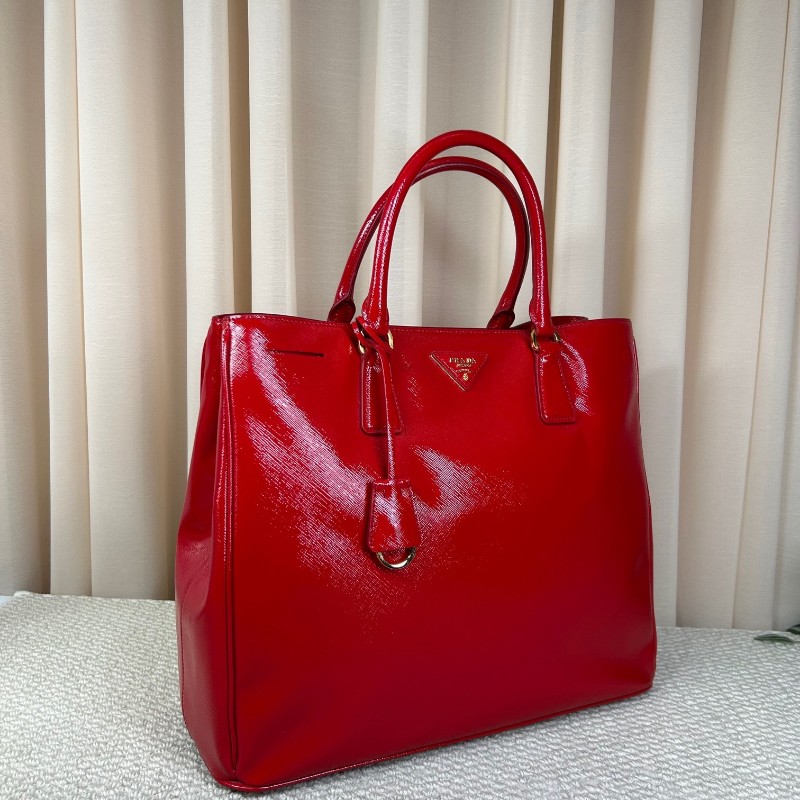 Prada普拉達殺手包 紅色漆皮有肩帶  可單肩可斜挎可手提 容量大 日常通勤、出門都很實用-2