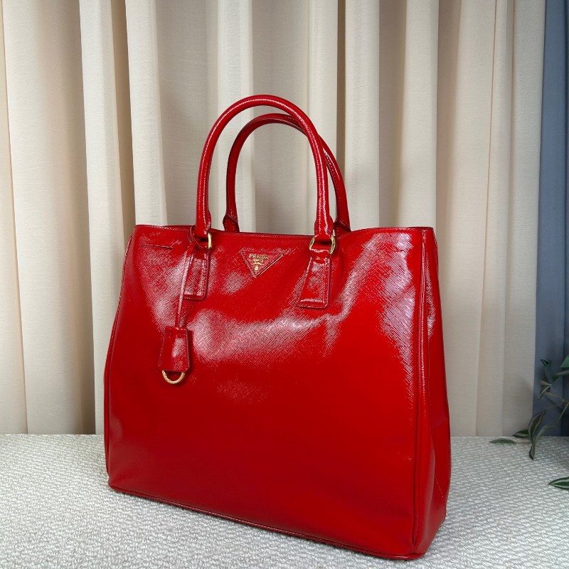 Prada普拉達殺手包 紅色漆皮有肩帶  可單肩可斜挎可手提 容量大 日常通勤、出門都很實用-3