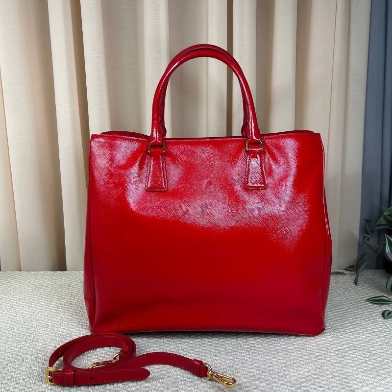 Prada普拉達殺手包 紅色漆皮有肩帶  可單肩可斜挎可手提 容量大 日常通勤、出門都很實用-6