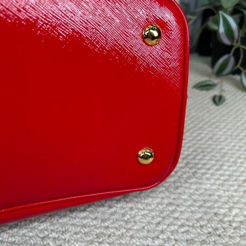 Prada普拉達殺手包 紅色漆皮有肩帶  可單肩可斜挎可手提 容量大 日常通勤、出門都很實用-7