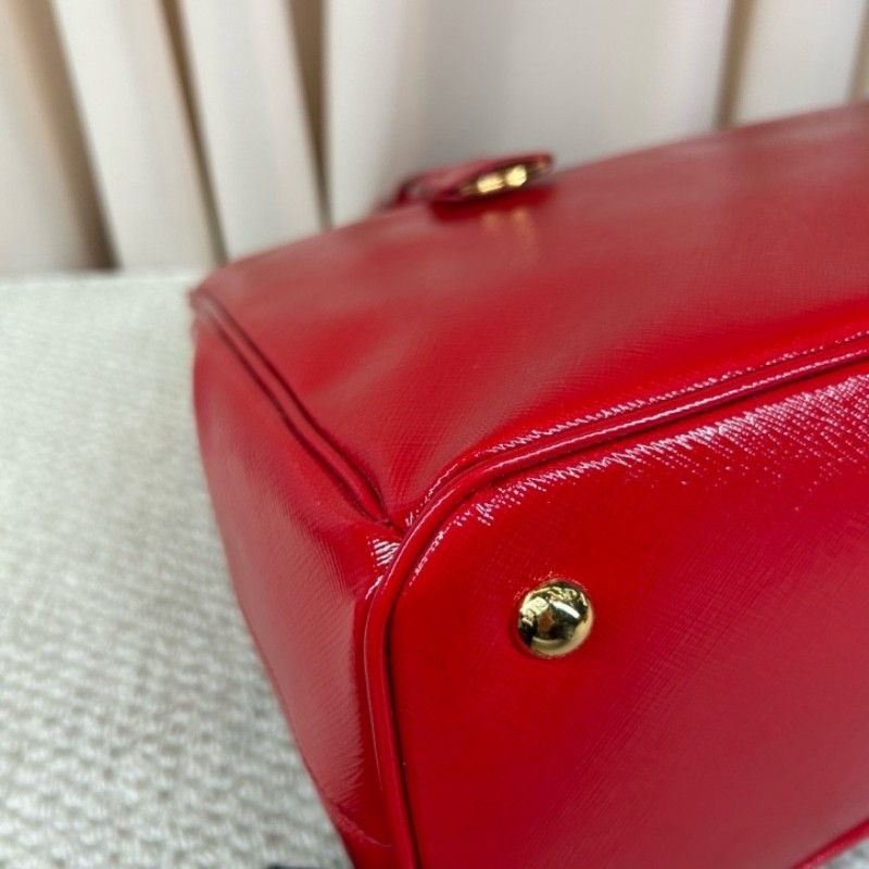 Prada普拉達殺手包 紅色漆皮有肩帶  可單肩可斜挎可手提 容量大 日常通勤、出門都很實用-9