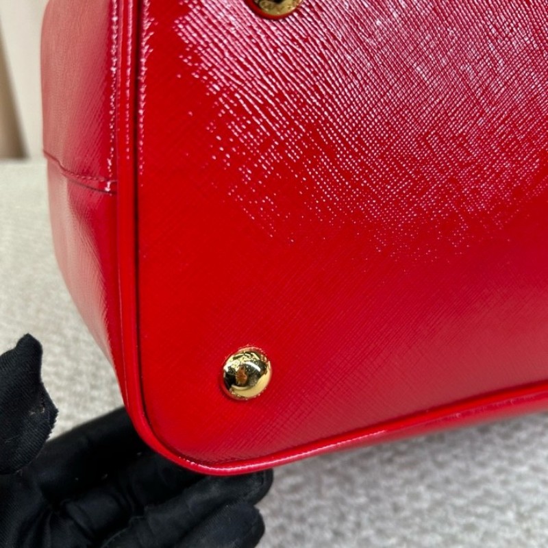 Prada普拉達殺手包 紅色漆皮有肩帶  可單肩可斜挎可手提 容量大 日常通勤、出門都很實用-11