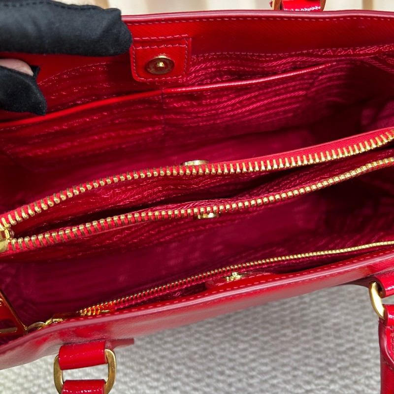 Prada普拉達殺手包 紅色漆皮有肩帶  可單肩可斜挎可手提 容量大 日常通勤、出門都很實用-12