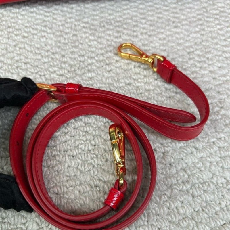 Prada普拉達殺手包 紅色漆皮有肩帶  可單肩可斜挎可手提 容量大 日常通勤、出門都很實用-13