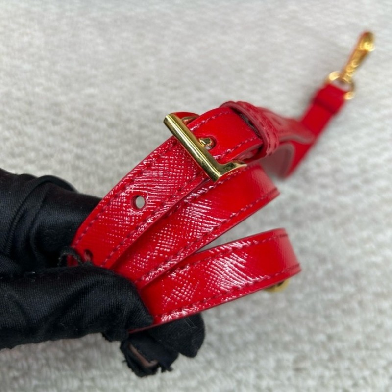 Prada普拉達殺手包 紅色漆皮有肩帶  可單肩可斜挎可手提 容量大 日常通勤、出門都很實用-14