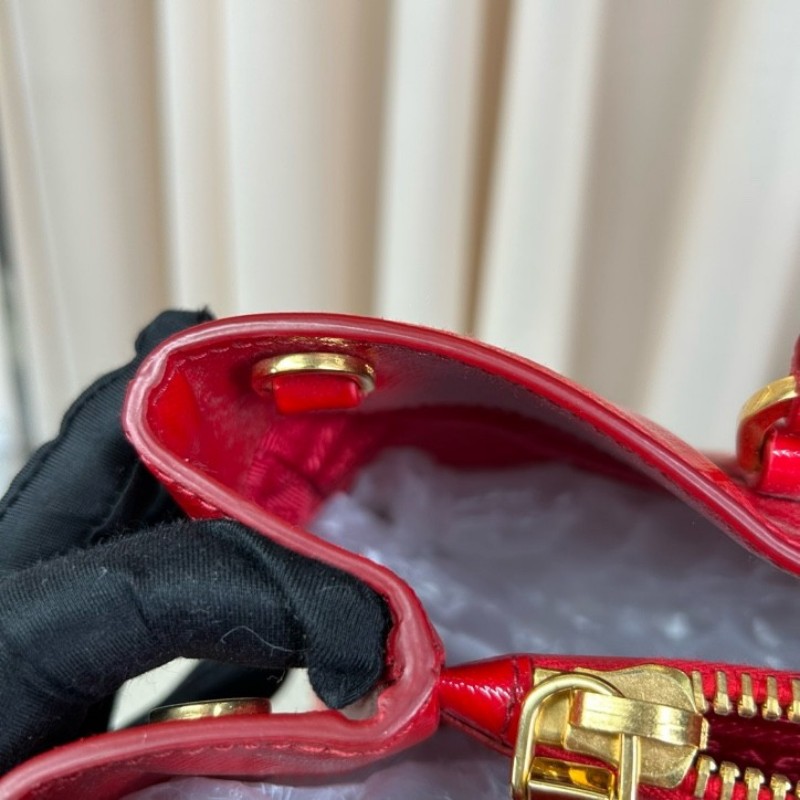 Prada普拉達殺手包 紅色漆皮有肩帶  可單肩可斜挎可手提 容量大 日常通勤、出門都很實用-15