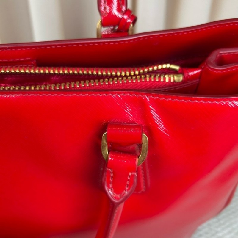 Prada普拉達殺手包 紅色漆皮有肩帶  可單肩可斜挎可手提 容量大 日常通勤、出門都很實用-18