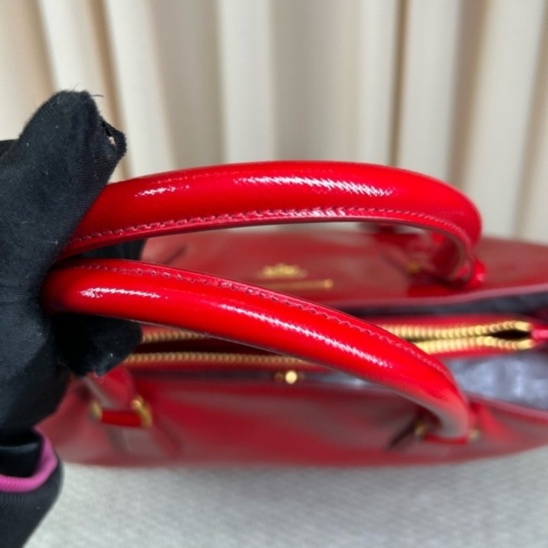 Prada普拉達殺手包 紅色漆皮有肩帶  可單肩可斜挎可手提 容量大 日常通勤、出門都很實用-19