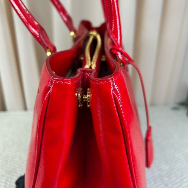 Prada普拉達殺手包 紅色漆皮有肩帶  可單肩可斜挎可手提 容量大 日常通勤、出門都很實用-22