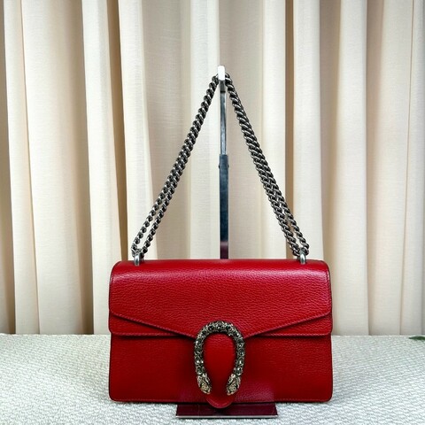 古馳GUCCI紅色鑽扣酒神 銀色鏈條 可單肩可斜挎 鑽扣很有質感 紅色很顯氣質 日常搭配很出彩 容量實用