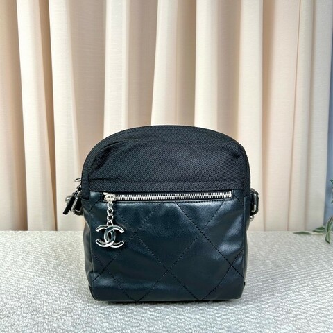 Chanel香奈兒黑銀帆布拼皮單肩斜挎包 黑銀中性帥氣 男女都能背 拉鍊上有雙c吊墜 容量實用 日常通勤百搭