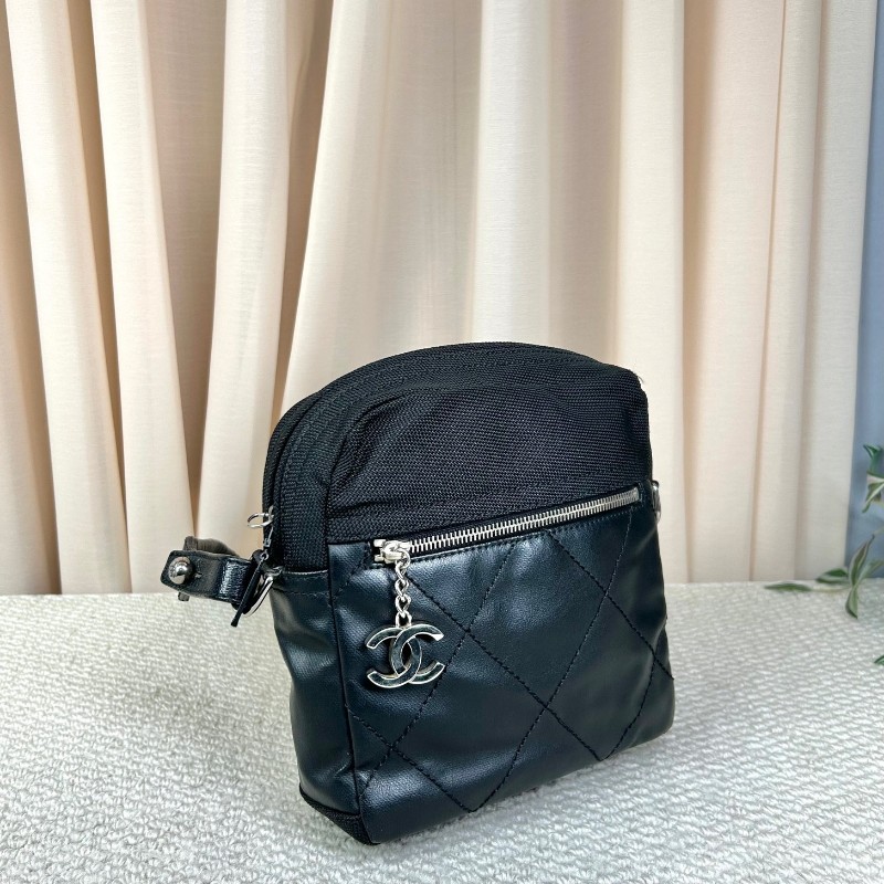 Chanel香奈兒黑銀帆布拼皮單肩斜挎包 黑銀中性帥氣 男女都能背 拉鍊上有雙c吊墜 容量實用 日常通勤百搭-2