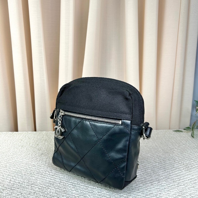 Chanel香奈兒黑銀帆布拼皮單肩斜挎包 黑銀中性帥氣 男女都能背 拉鍊上有雙c吊墜 容量實用 日常通勤百搭-3