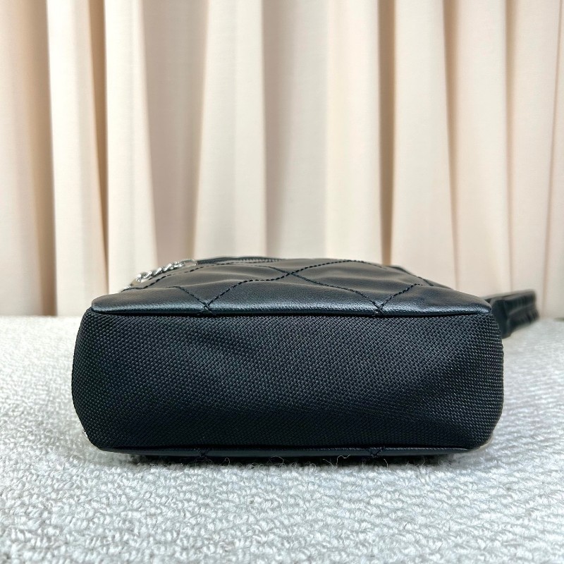 Chanel香奈兒黑銀帆布拼皮單肩斜挎包 黑銀中性帥氣 男女都能背 拉鍊上有雙c吊墜 容量實用 日常通勤百搭-4