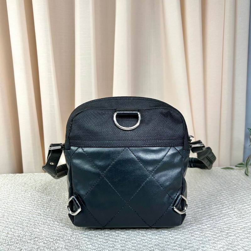 Chanel香奈兒黑銀帆布拼皮單肩斜挎包 黑銀中性帥氣 男女都能背 拉鍊上有雙c吊墜 容量實用 日常通勤百搭-6