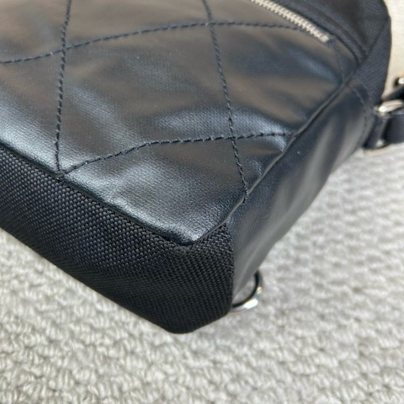 Chanel香奈兒黑銀帆布拼皮單肩斜挎包 黑銀中性帥氣 男女都能背 拉鍊上有雙c吊墜 容量實用 日常通勤百搭-8