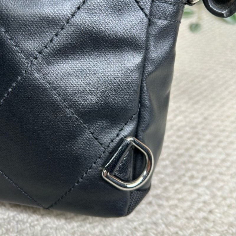 Chanel香奈兒黑銀帆布拼皮單肩斜挎包 黑銀中性帥氣 男女都能背 拉鍊上有雙c吊墜 容量實用 日常通勤百搭-11