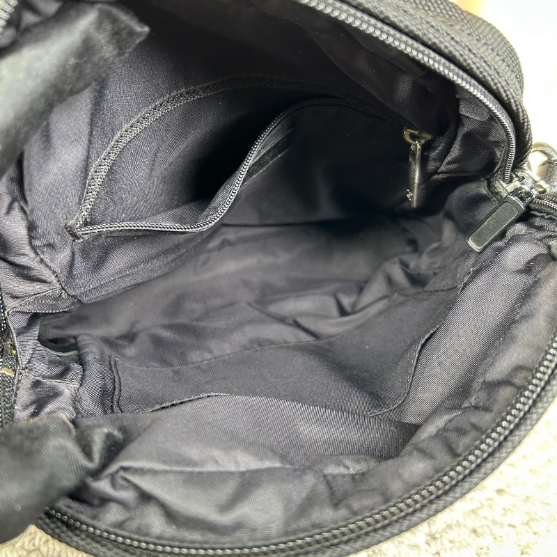 Chanel香奈兒黑銀帆布拼皮單肩斜挎包 黑銀中性帥氣 男女都能背 拉鍊上有雙c吊墜 容量實用 日常通勤百搭-12