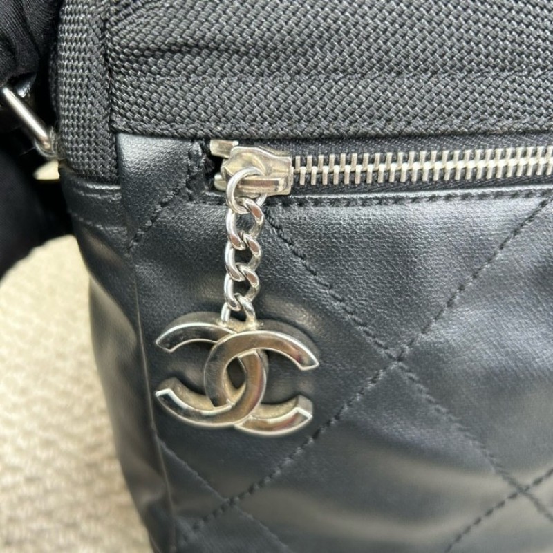 Chanel香奈兒黑銀帆布拼皮單肩斜挎包 黑銀中性帥氣 男女都能背 拉鍊上有雙c吊墜 容量實用 日常通勤百搭-15