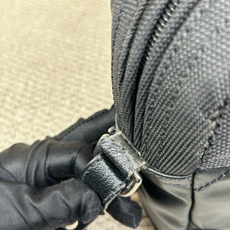 Chanel香奈兒黑銀帆布拼皮單肩斜挎包 黑銀中性帥氣 男女都能背 拉鍊上有雙c吊墜 容量實用 日常通勤百搭-16