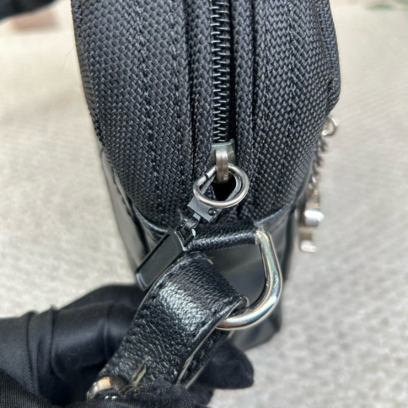 Chanel香奈兒黑銀帆布拼皮單肩斜挎包 黑銀中性帥氣 男女都能背 拉鍊上有雙c吊墜 容量實用 日常通勤百搭-18