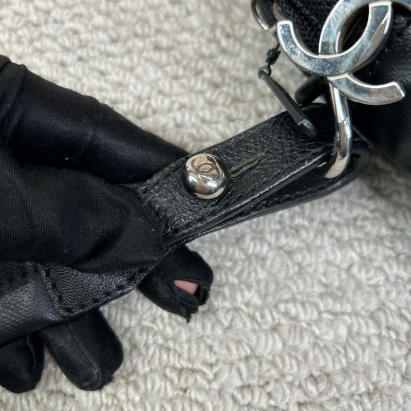 Chanel香奈兒黑銀帆布拼皮單肩斜挎包 黑銀中性帥氣 男女都能背 拉鍊上有雙c吊墜 容量實用 日常通勤百搭-21