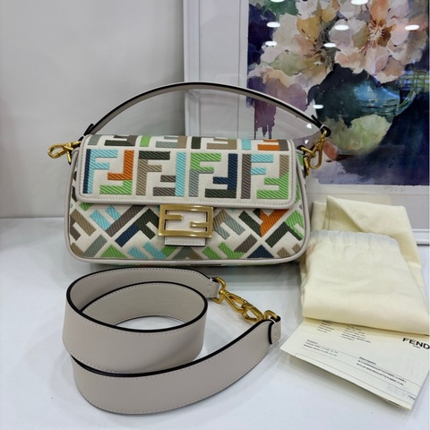 Fendi芬迪彩色法國包，超亮眼的彩色配色刺繡！閒置有購證 尺寸28*14cm，金色logo扣，雙肩帶可單肩可斜挎