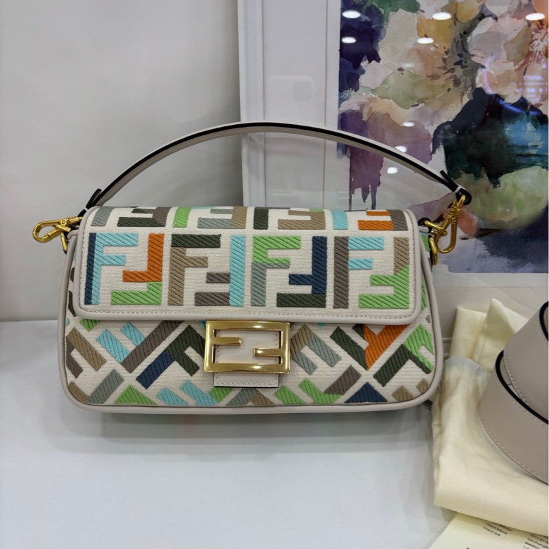 Fendi芬迪彩色法國包，超亮眼的彩色配色刺繡！閒置有購證 尺寸28*14cm，金色logo扣，雙肩帶可單肩可斜挎-1
