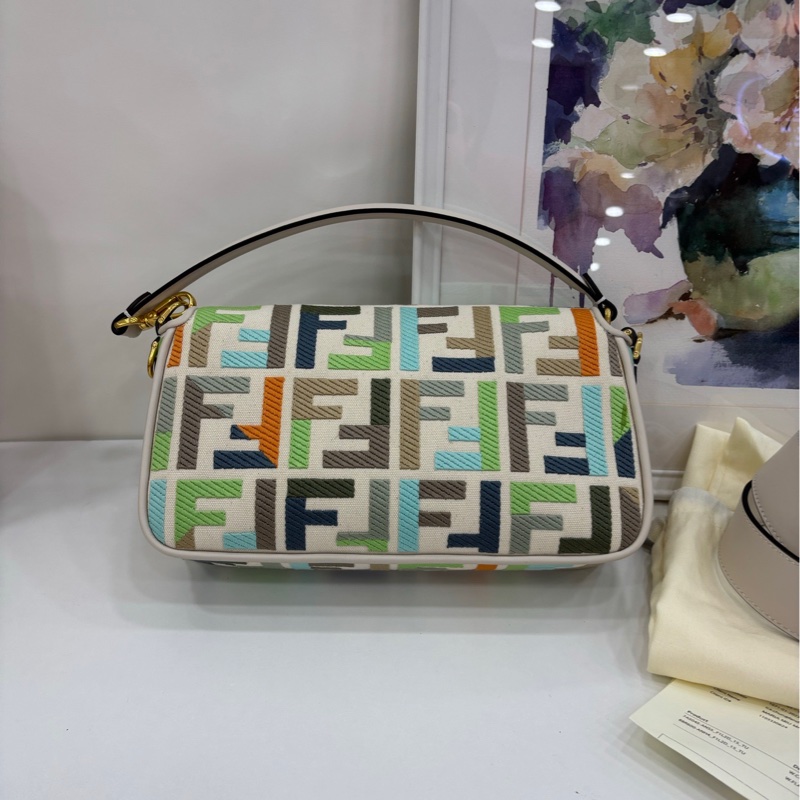 Fendi芬迪彩色法國包，超亮眼的彩色配色刺繡！閒置有購證 尺寸28*14cm，金色logo扣，雙肩帶可單肩可斜挎-2