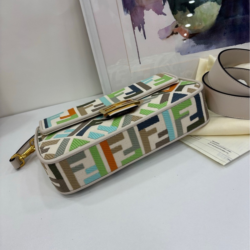 Fendi芬迪彩色法國包，超亮眼的彩色配色刺繡！閒置有購證 尺寸28*14cm，金色logo扣，雙肩帶可單肩可斜挎-5