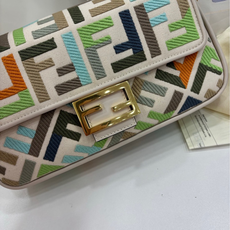 Fendi芬迪彩色法國包，超亮眼的彩色配色刺繡！閒置有購證 尺寸28*14cm，金色logo扣，雙肩帶可單肩可斜挎-6
