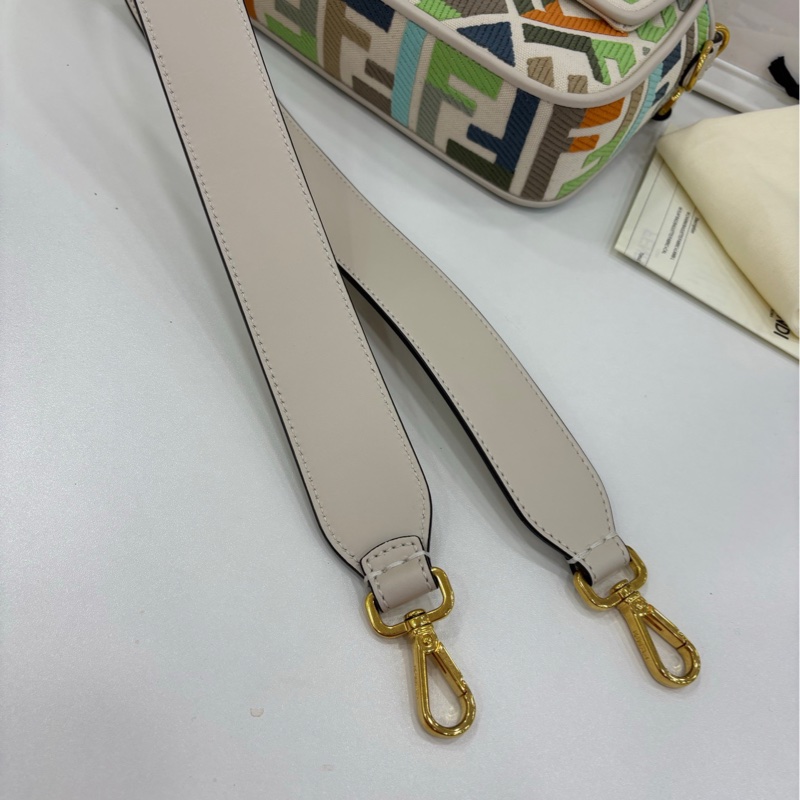 Fendi芬迪彩色法國包，超亮眼的彩色配色刺繡！閒置有購證 尺寸28*14cm，金色logo扣，雙肩帶可單肩可斜挎-9