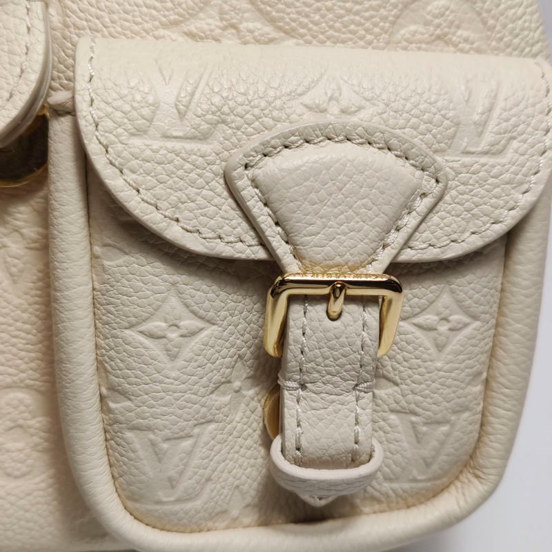 Louis Vuitton(LV) Backup牛皮純色老花壓紋雙肩包晶片款-13