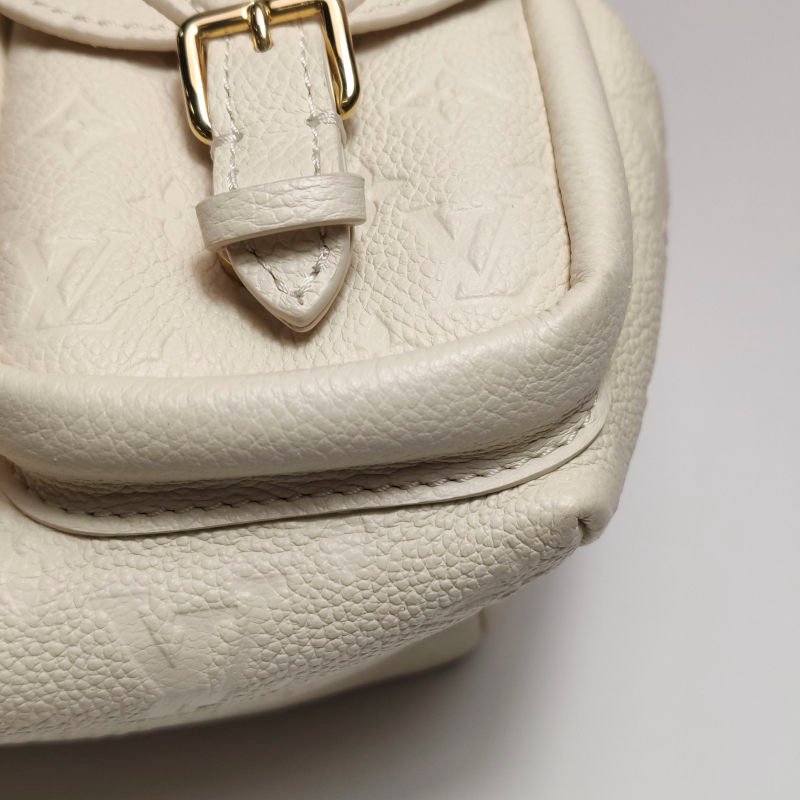 Louis Vuitton(LV) Backup牛皮純色老花壓紋雙肩包晶片款-16