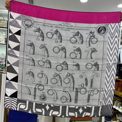 HERMES/愛馬仕 馬銜扣演化 絲巾 桑蠶絲 尺寸 90*90