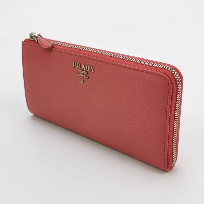 Prada牛皮純色字母logo拉鍊錢包-1