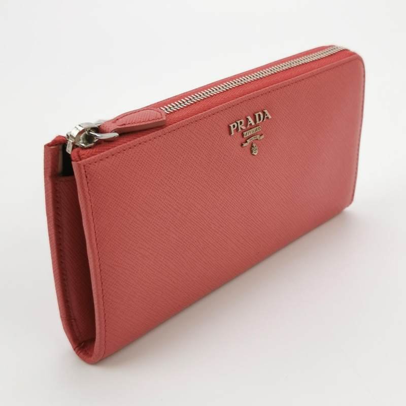 Prada牛皮純色字母logo拉鍊錢包-2