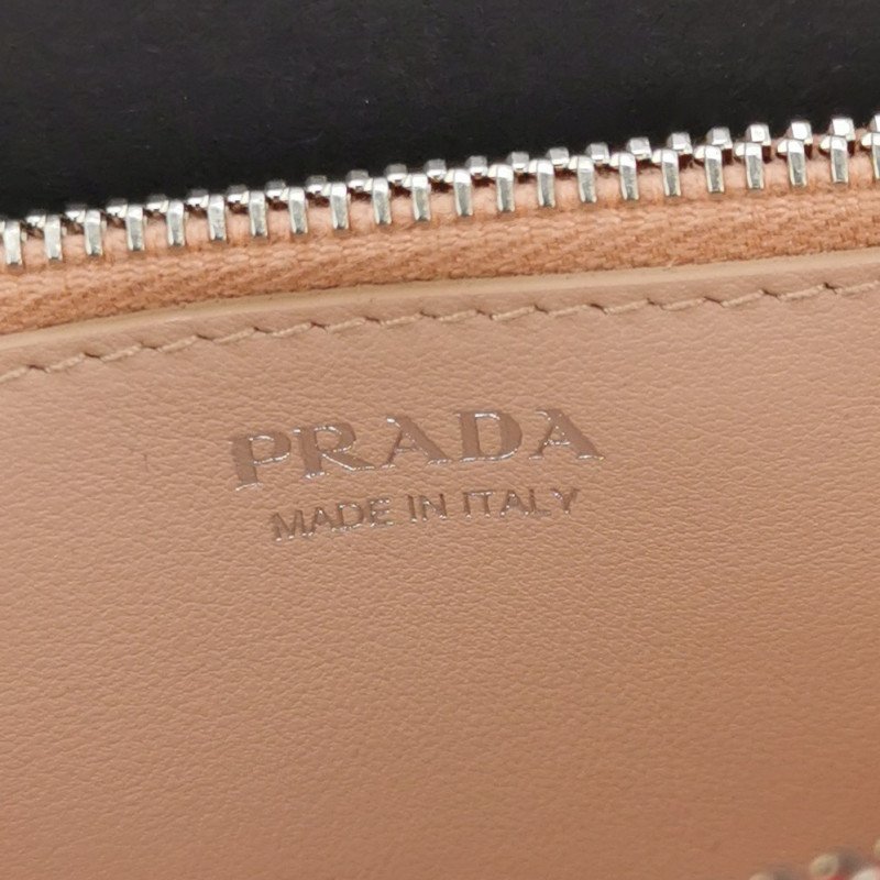 Prada牛皮純色字母logo拉鍊錢包-6