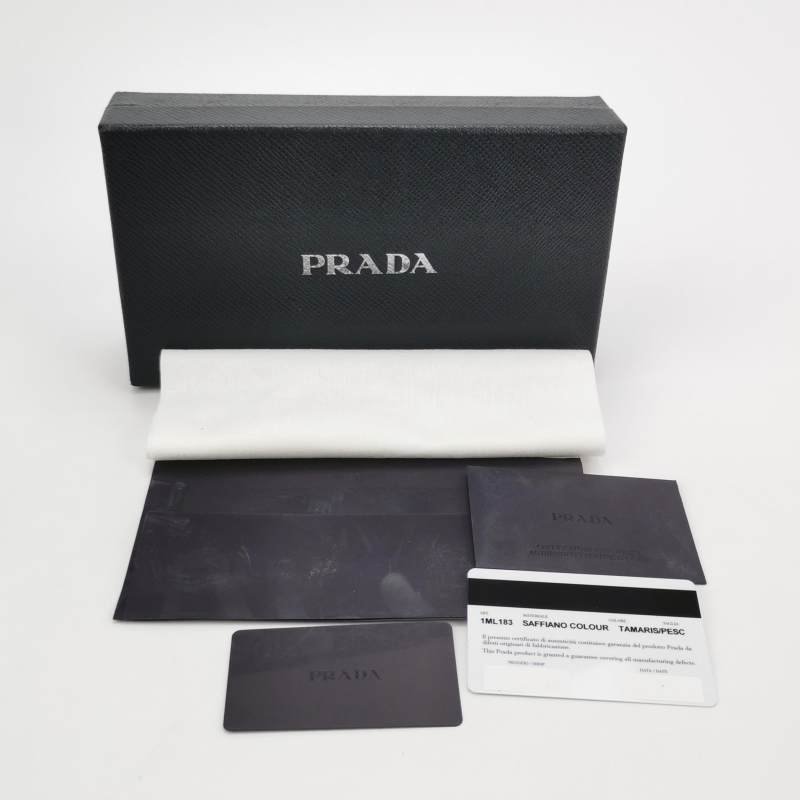 Prada牛皮純色字母logo拉鍊錢包-7