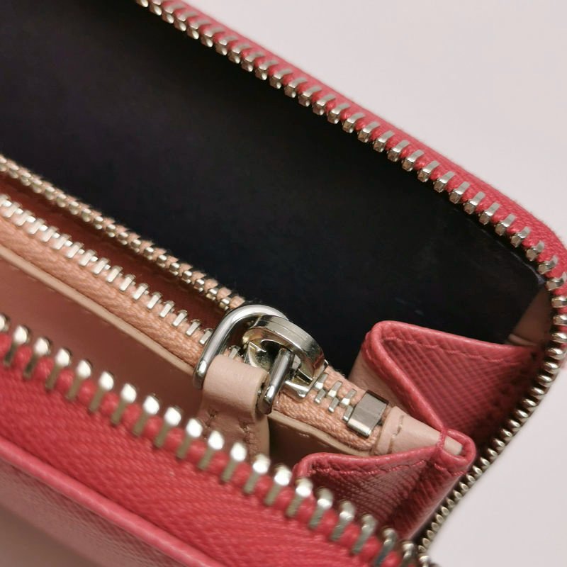 Prada牛皮純色字母logo拉鍊錢包-11