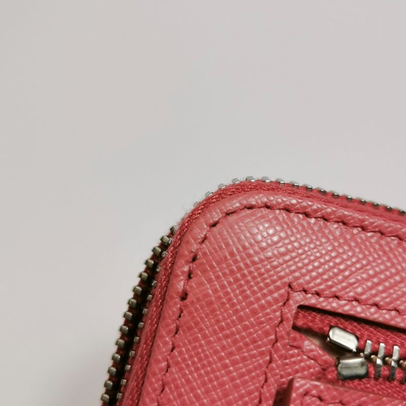 Prada牛皮純色字母logo拉鍊錢包-13