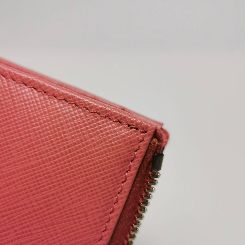 Prada牛皮純色字母logo拉鍊錢包-14