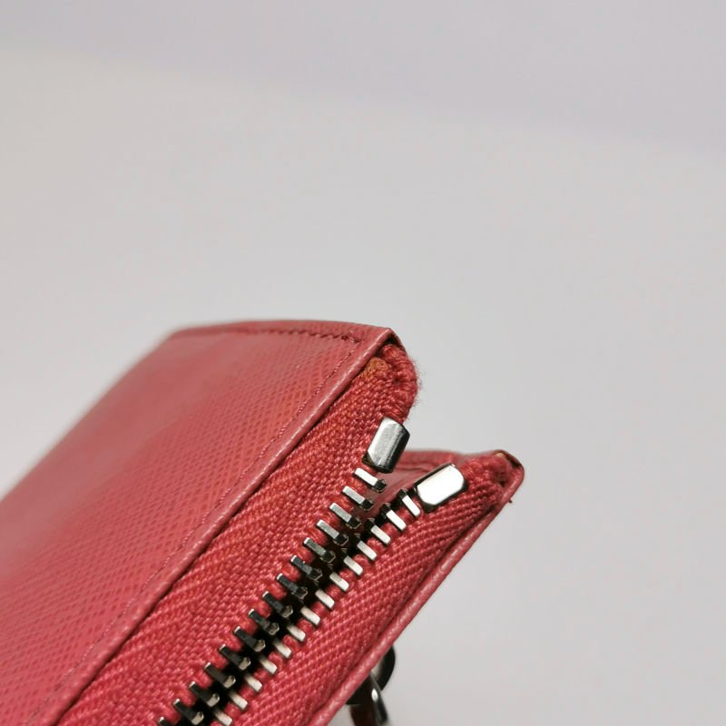 Prada牛皮純色字母logo拉鍊錢包-16