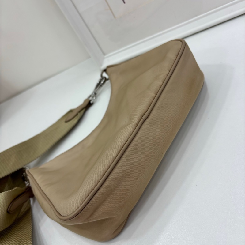 Prada普拉達 三合一尼龍Hobo腋下包 可單肩可斜背可手提 包身和肩帶有一點髒-4