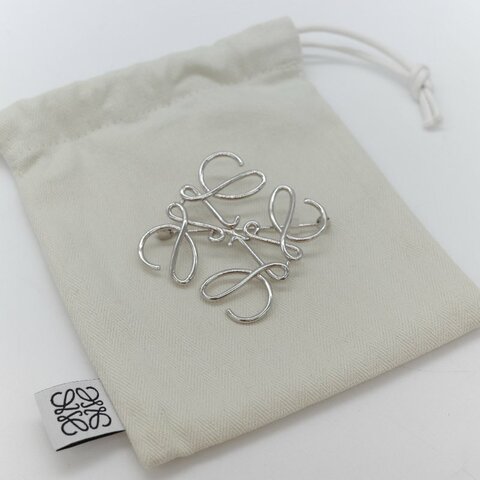 Loewe 羅威 Anagram 銀色拋光黃銅標誌胸針