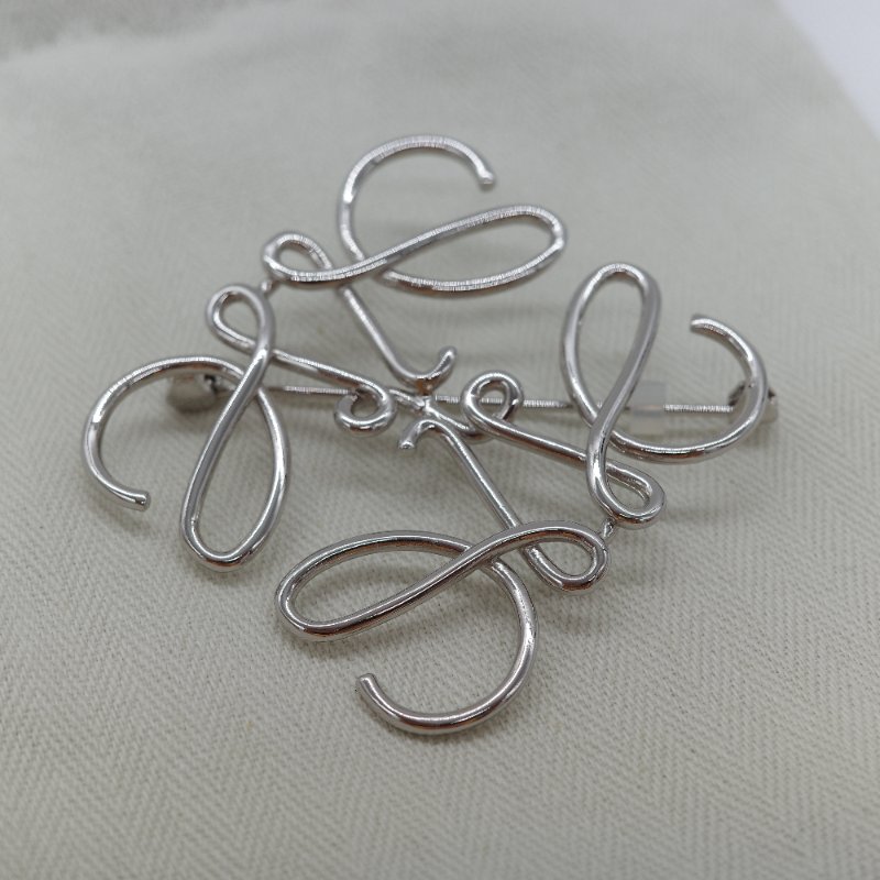 Loewe 羅威 Anagram 銀色拋光黃銅標誌胸針-1